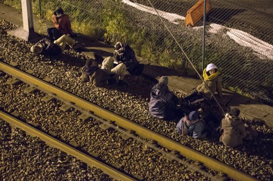 Refugiados: Un grupo de migrantes junto a las vías en el túnel de Calais
