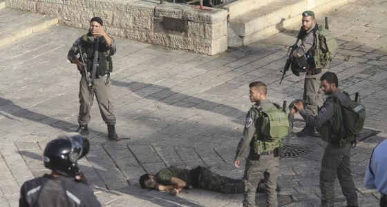 Policías israelíes ante el cuerpo de un atacante abatido en la Puerta de Damasco de Jerusalén