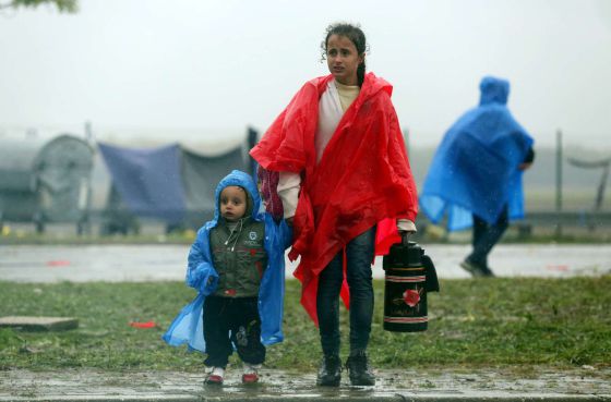 Dos niños esperan en el paso entre Croacia y Eslovenia