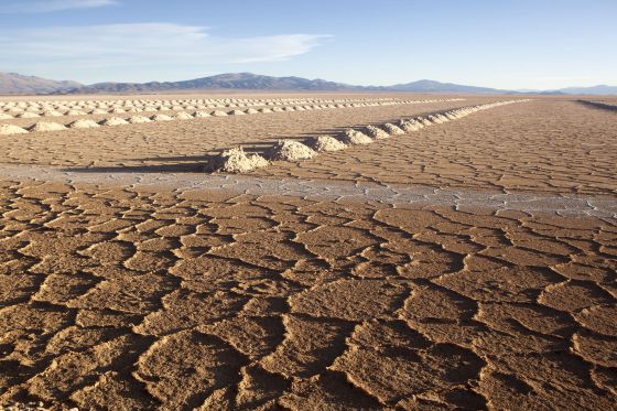 Las turísticas Salinas Grandes de la provincia de Jujuy se mantienen por ahora sin explotación de litio por la protesta de comunidades indígenas.