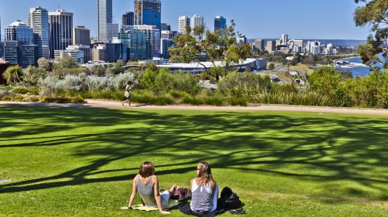 Dos jóvenes relajándose en el Kings Park, en Perth (Australia)