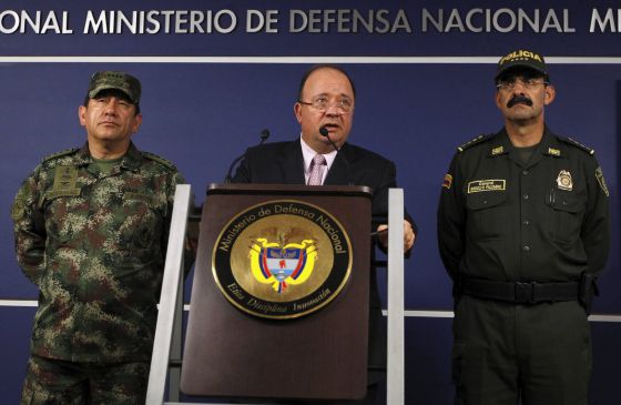 El ministro de Defensa, Luis Carlos Villegas, junto al jefe de las Fuerzas Armadas y el director de la Policía, Palomino.