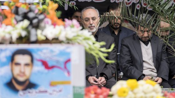El expresidente Ahmadineyad asiste al funeral en Teherán de dos miembros de la Guardia Revolucionaria muertos en la guerra siria