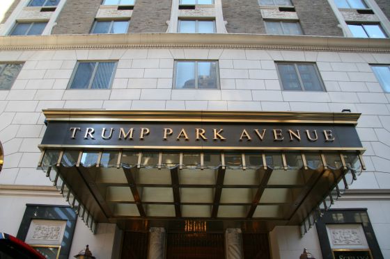 Entrada al edificio residencial de lujo en Park Avenue
