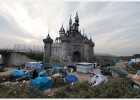 Banksy recala en la Jungla de Calais