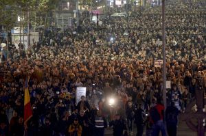 Miles de personas protestan en Bucarest, el 4 de noviembre de 2015.