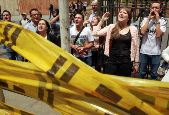Un grupo protesta en contra de la adopción por parte de homosexuales, en Bogotá