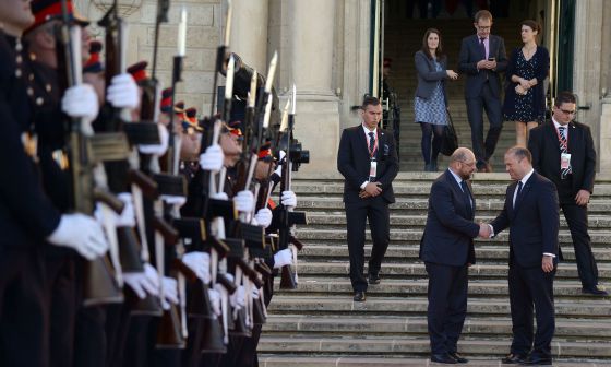 El presidente del Parlamento Europeo, Martin Schulz (izquierda), saluda al primer ministro de Malta, Josehp Muscat
