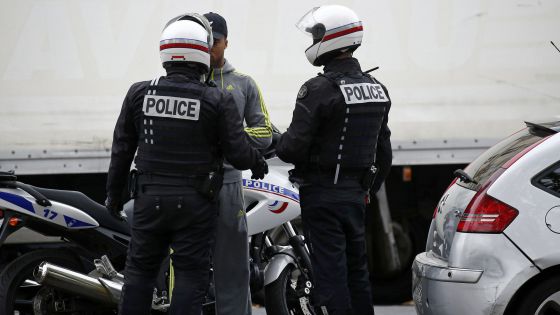 La policía francesa registra a un hombre en el centro de París