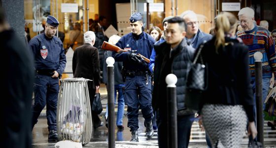 Agentes de la policía vigilan una calle tras los atentados de Paris
