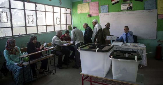 Votación de las legislativas en un colegio electoral en El Cairo
