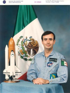 Neri Vela en la foto oficial de la NASA.
