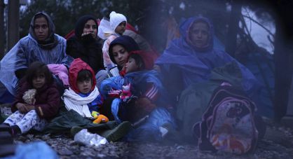 Varias mujeres migrantes aguardan para cruzar la frontera entre Serbia y Macedonia, el 27 de septiembre. Varias mujeres migrantes aguardan para cruzar la frontera entre Serbia y Macedonia, el 27 de septiembre.