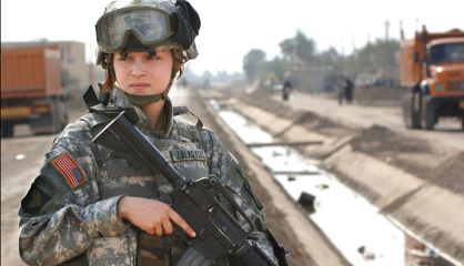Una soldado estadounidense en Irak en una imagen de 2005.