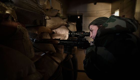 Una de las francotiradores, en el frente de Daraya, Siria