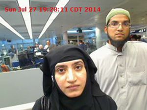 Malik y Farook, en el aeropuerto de Chicago.