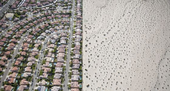 Desarrollo urbanístico junto al desierto, en Cathedral City, California, en plena sequía.