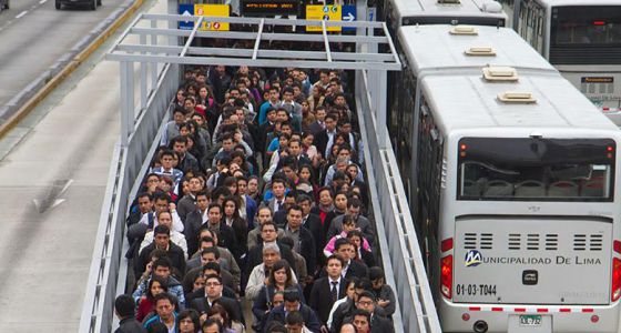 Usuarios hacen fila para usar el Metropolitano de Lima.