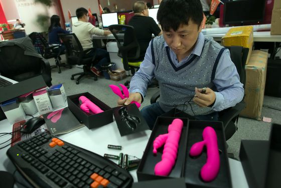 Un operario revisa juguetes sexuales en una fábrica de Dongguan, China
