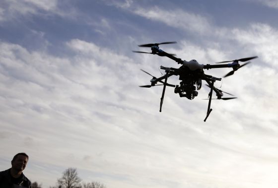 Un policía belga pilota el primer dron de vigilancia usado por la policía de ese país.