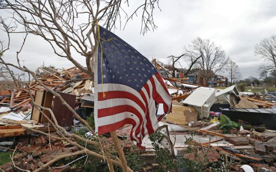 Los restos de una bandera ondean tras el paso del tornado por Garland