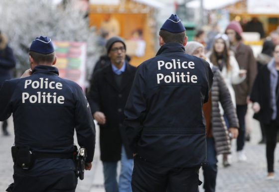 Dos policies en un mercat nadalenc de Brussel·les.