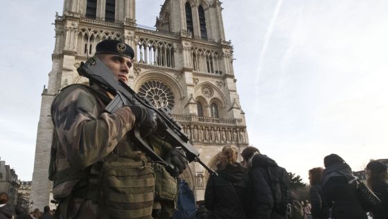 Un soldat patrulla, dimecres, davant de la catedral de Notre Dame a París.