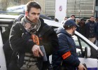 El atacante abatido por la policía en París tenía una bandera del ISIS