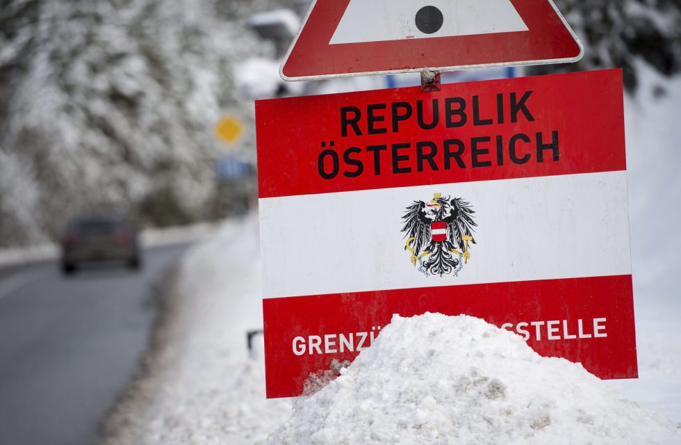 Cartel que indica la entrada a Austria en Achensee, Alemania.