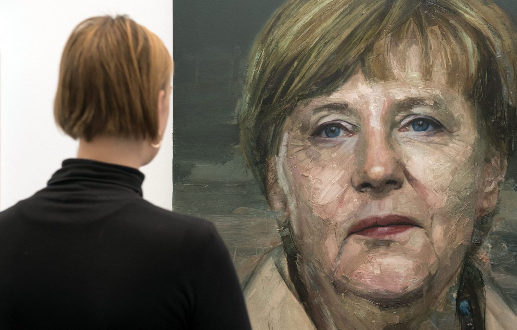 Una mujer contempla el retrato de la canciller alemana, Angela Merkel, realizado por el artista irlandés Colin Davidson, en Londres. Una mujer contempla el retrato de la canciller alemana, Angela Merkel, realizado por el artista irlandés Colin Davidson, en Londres.
