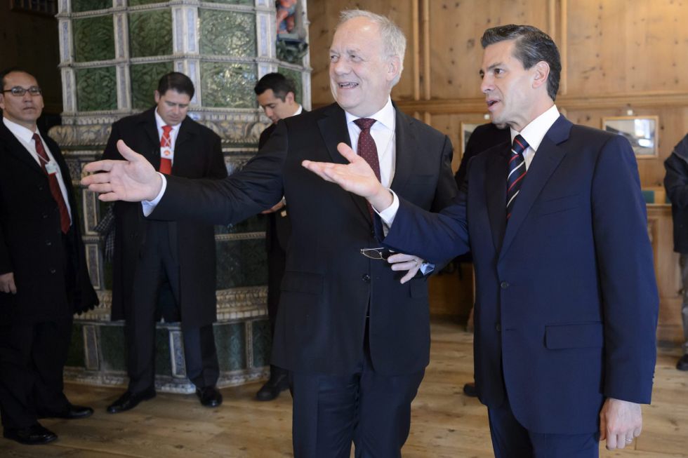 Peña Nieto charla con el ministro de Economía suizo, en Davos