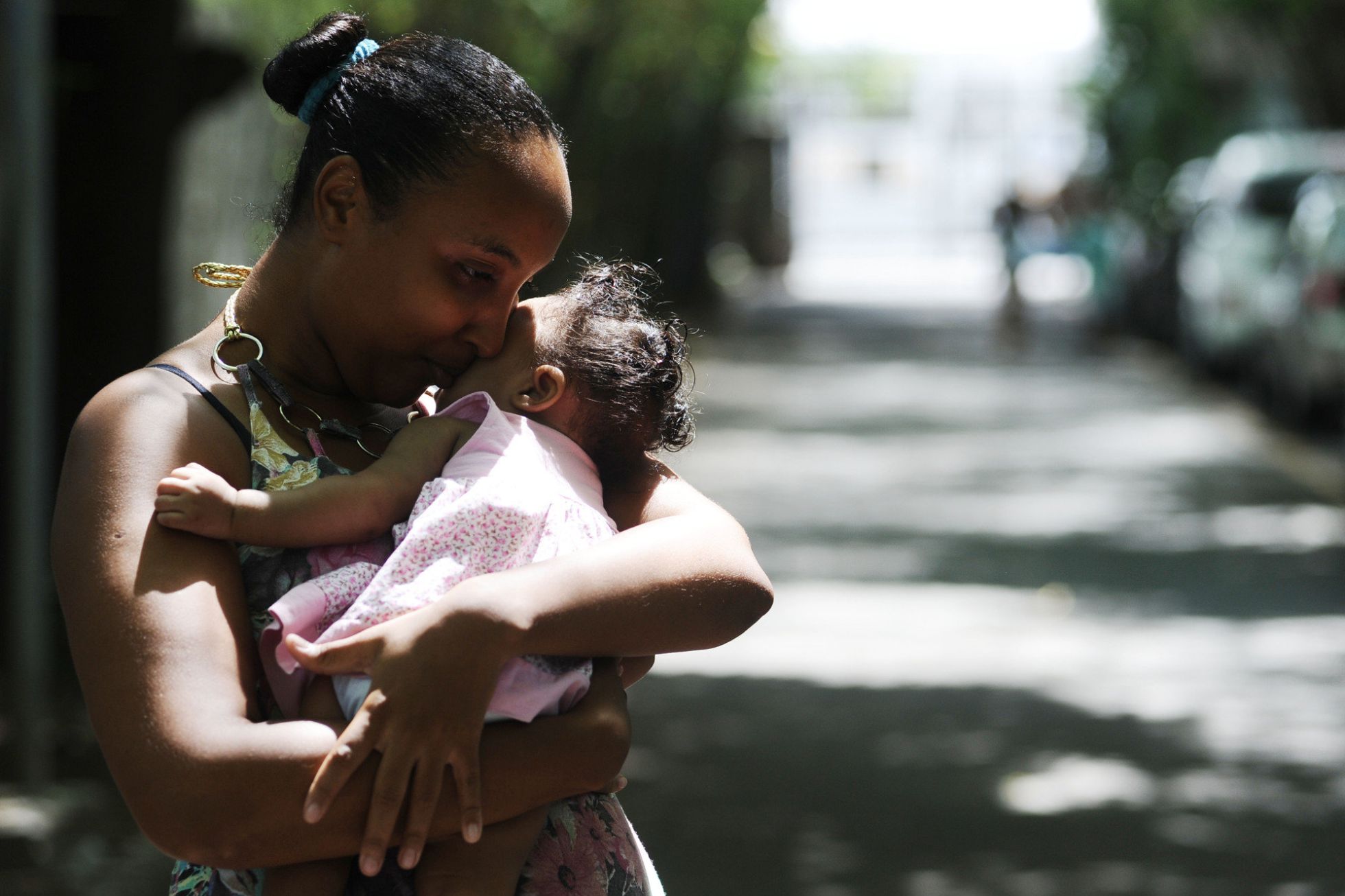 Aline Bispo y su hija Bruna de Jesus, quien padece microcefalia, esperan su fisioterapia afuera de un hospital, en Brasil. Aline Bispo y su hija Bruna de Jesus, quien padece microcefalia, esperan su fisioterapia afuera de un hospital, en Brasil.