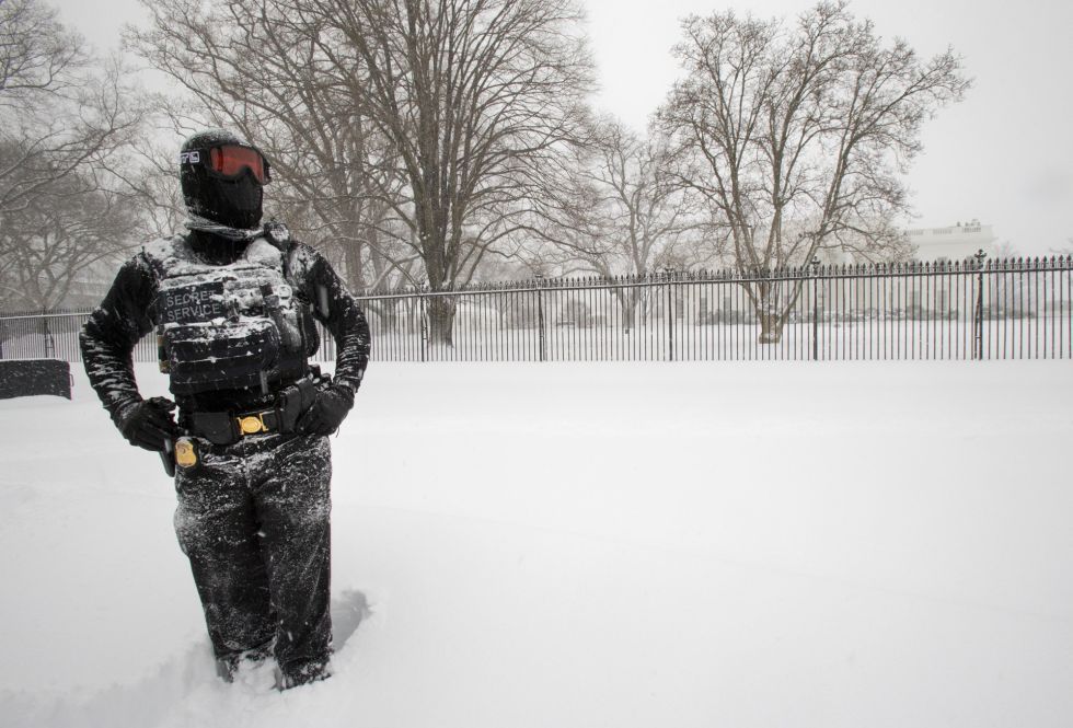 Un empleado del servicio secreto hace guardia frente a la Casa Blanca.