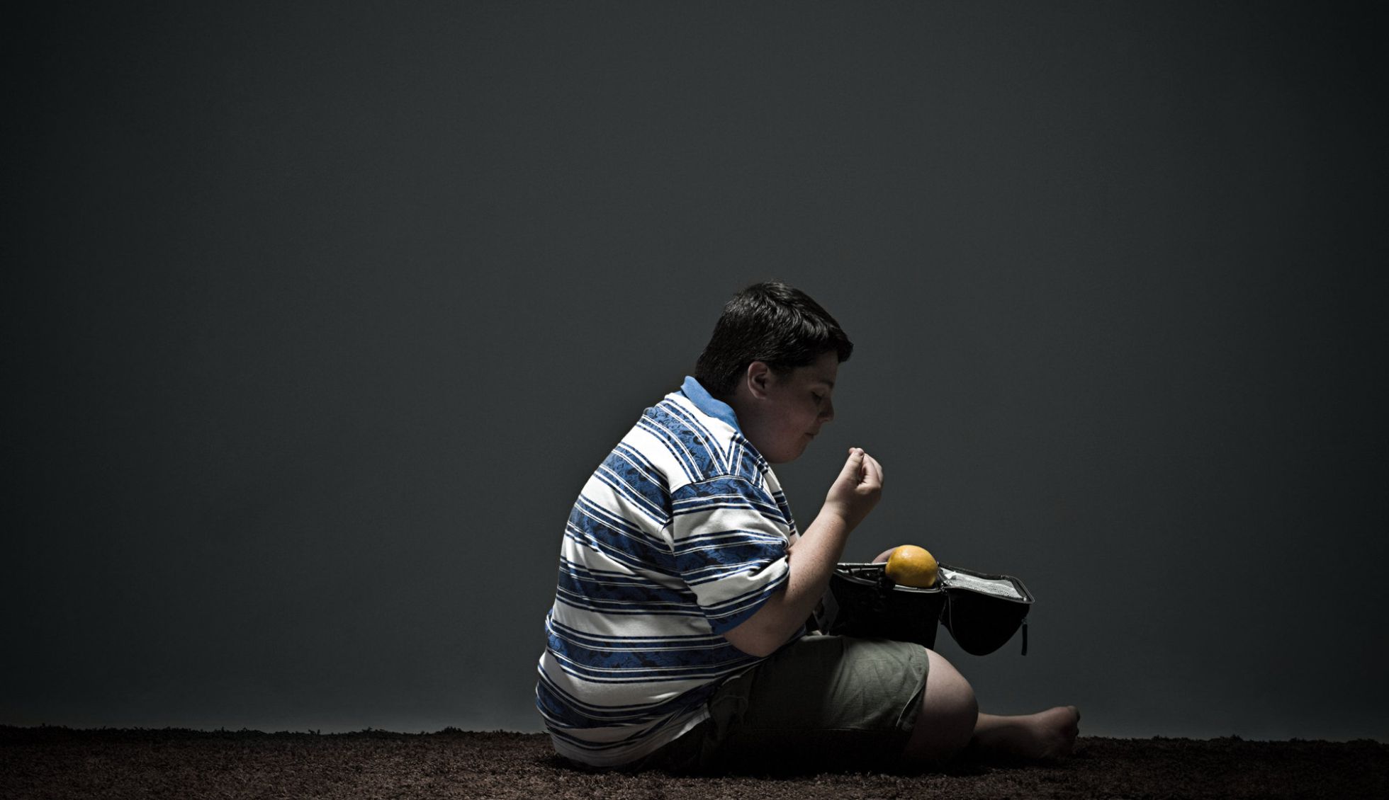 Un niño come su almuerzo. Un niño come su almuerzo.