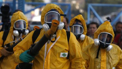 Agentes desinfectan este martes el Sambódromo, en Rio de Janeiro.