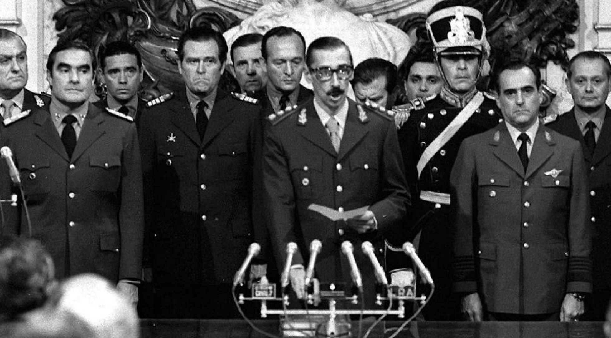 Jorge Rafael Videla (c) jura como presidente de Argentina en 1976. Jorge Rafael Videla (c) jura como presidente de Argentina en 1976.