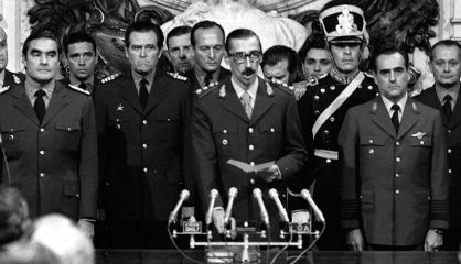 Jorge Rafael Videla (c) jura como presidente de Argentina en 1976.