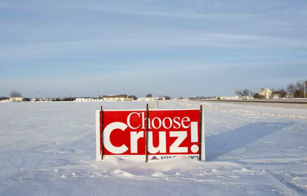 Un cartel apoyando al candidato presidencial republicano Ted Cruz en Clear Lake, Iowa.