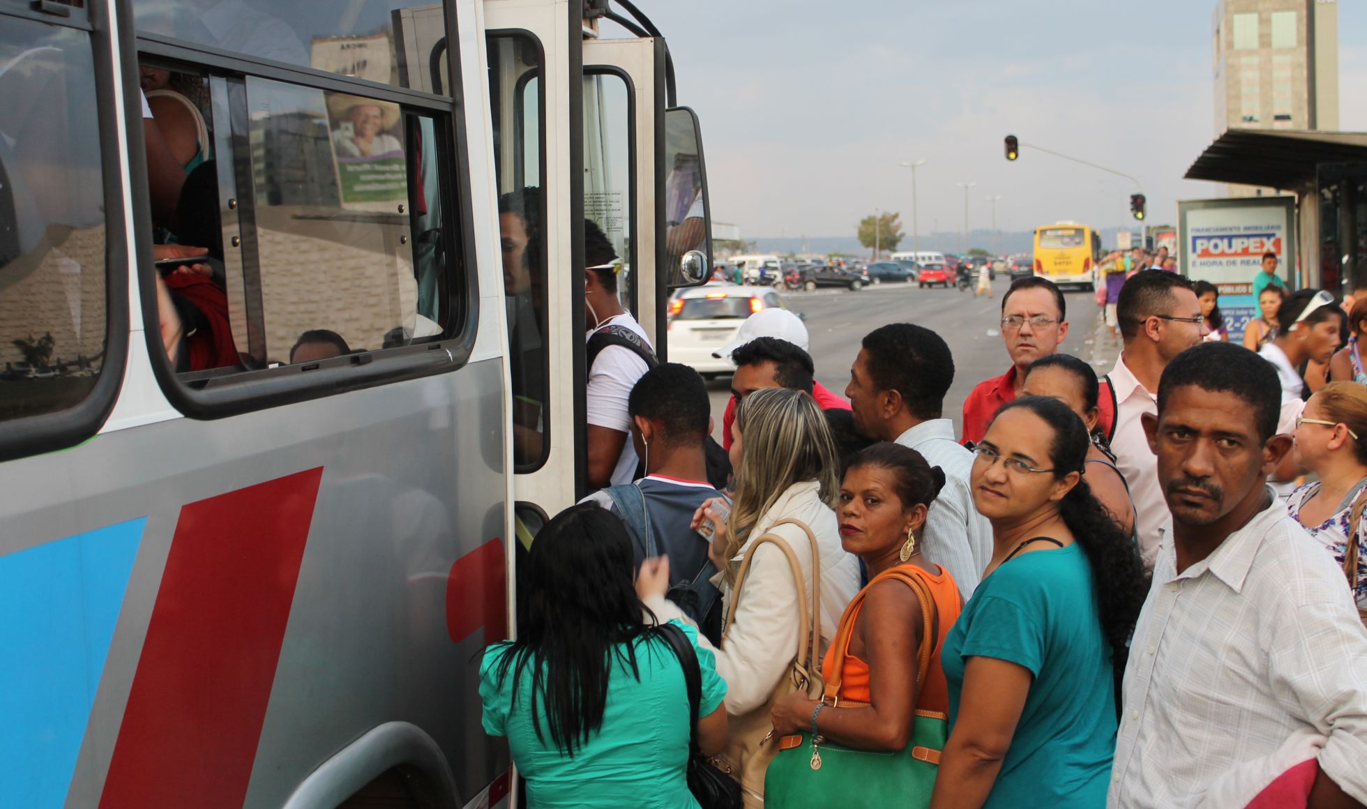 Personas tomando el autobús en una calle de Brasilia. Personas tomando el autobús en una calle de Brasilia.
