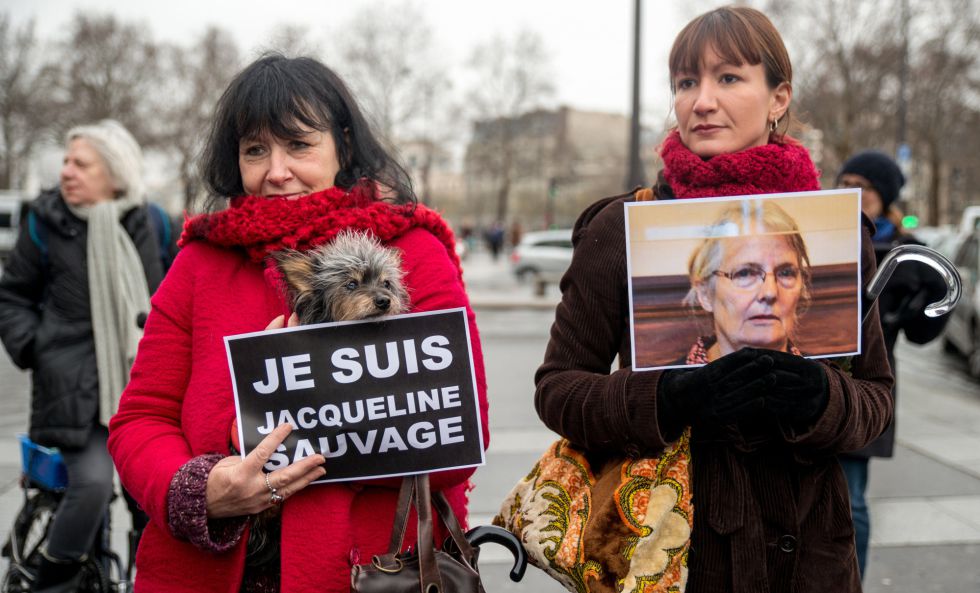 Mujeres con carteles en solidaridad con Jacqueline Sauvage.