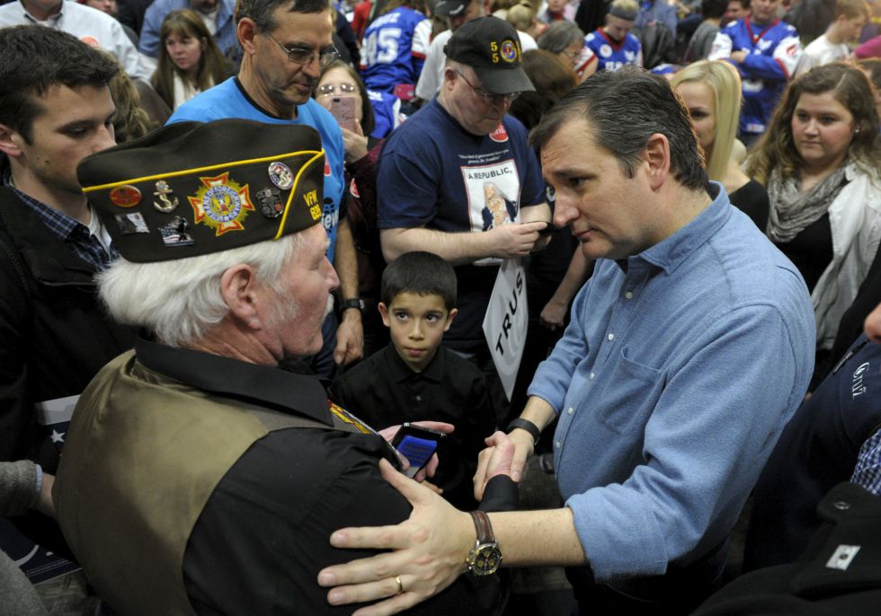 Ted Cruz conversa con un veterano de guerra. Ted Cruz conversa con un veterano de guerra.