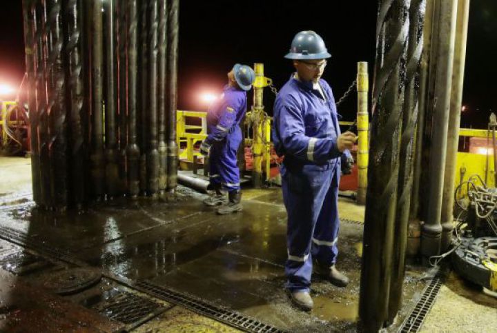 Un operario prepara una perforadora en un pozo en Venezuela. Un operario prepara una perforadora en un pozo en Venezuela.