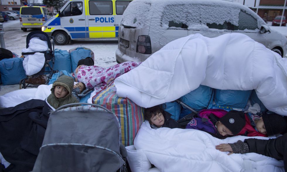 Varios niños sirios duermen en una calle en Estocolmo (Suecia). 