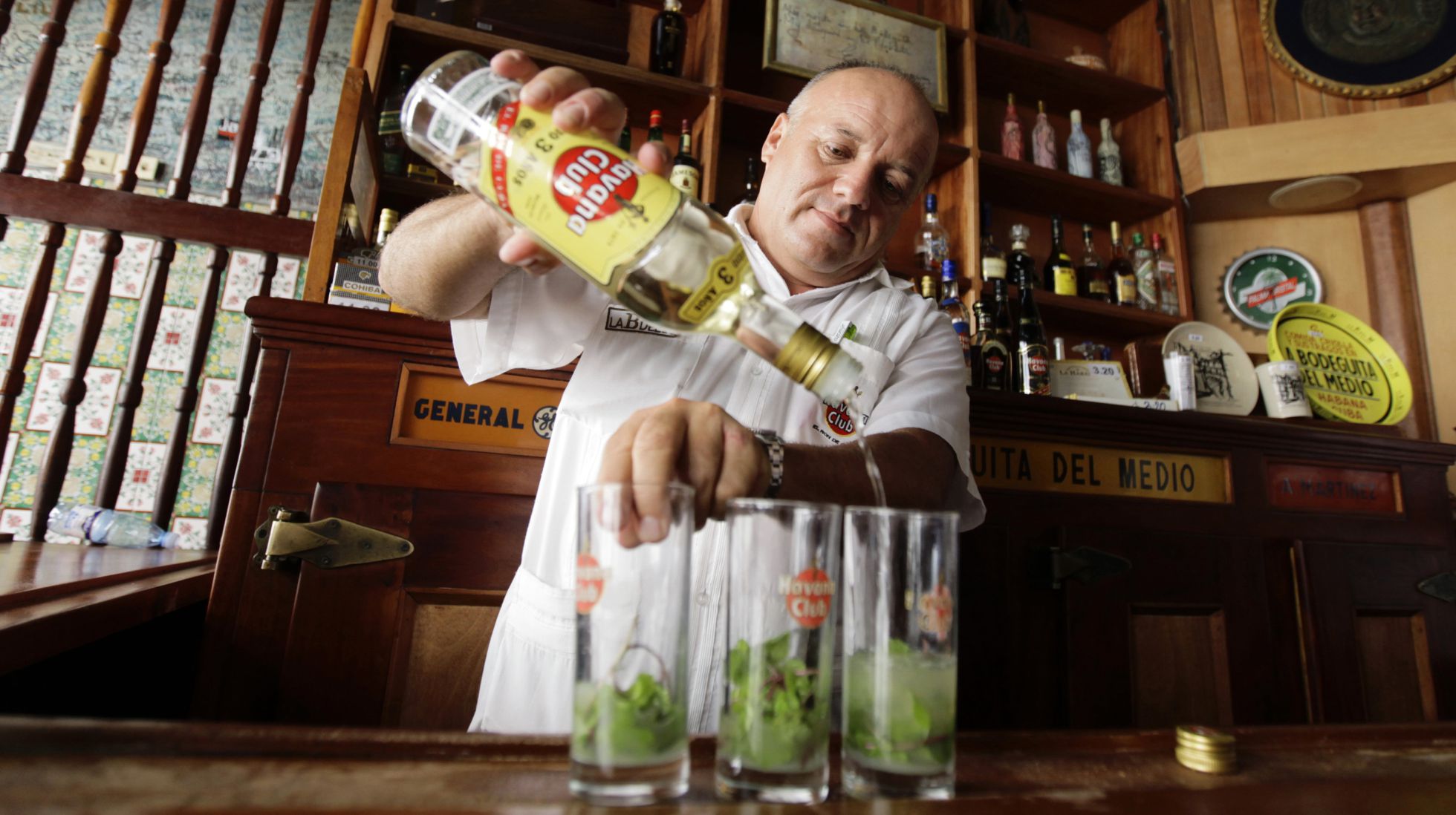 Un barman de La Bodeguilla del Medio, en la capital cubana, prepara mojitos con ron Havana Club. Un barman de La Bodeguilla del Medio, en la capital cubana, prepara mojitos con ron Havana Club.