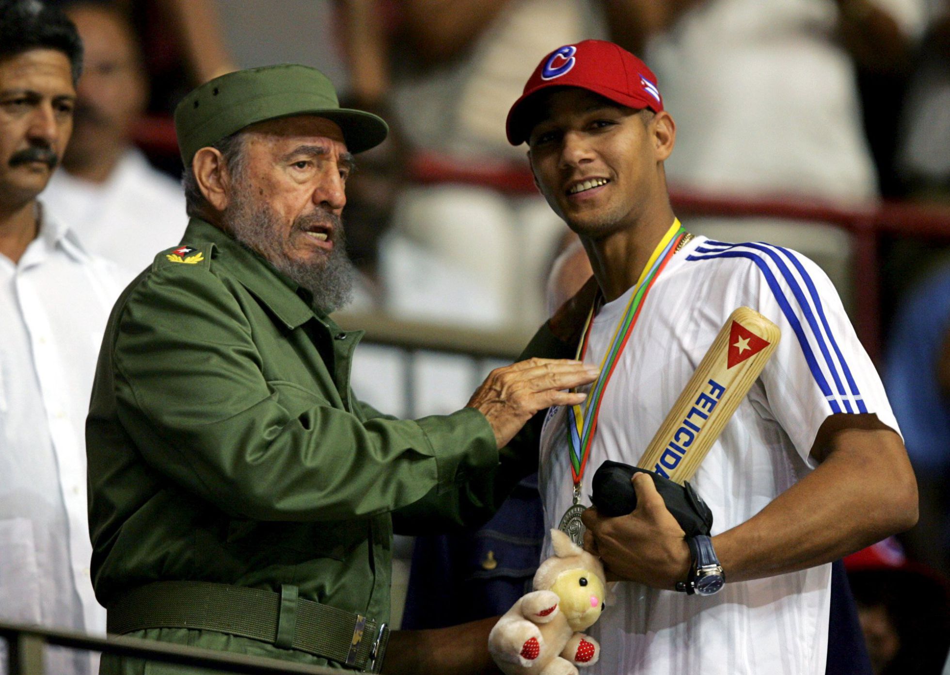 Fidel Castro y Yulieski Gourriel en 2006. Fidel Castro y Yulieski Gourriel en 2006.