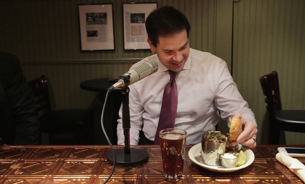 Rubio observa una