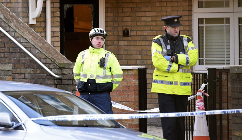 Policías ante la vivienda donde se produjo el segundo asesinato, el lunes.