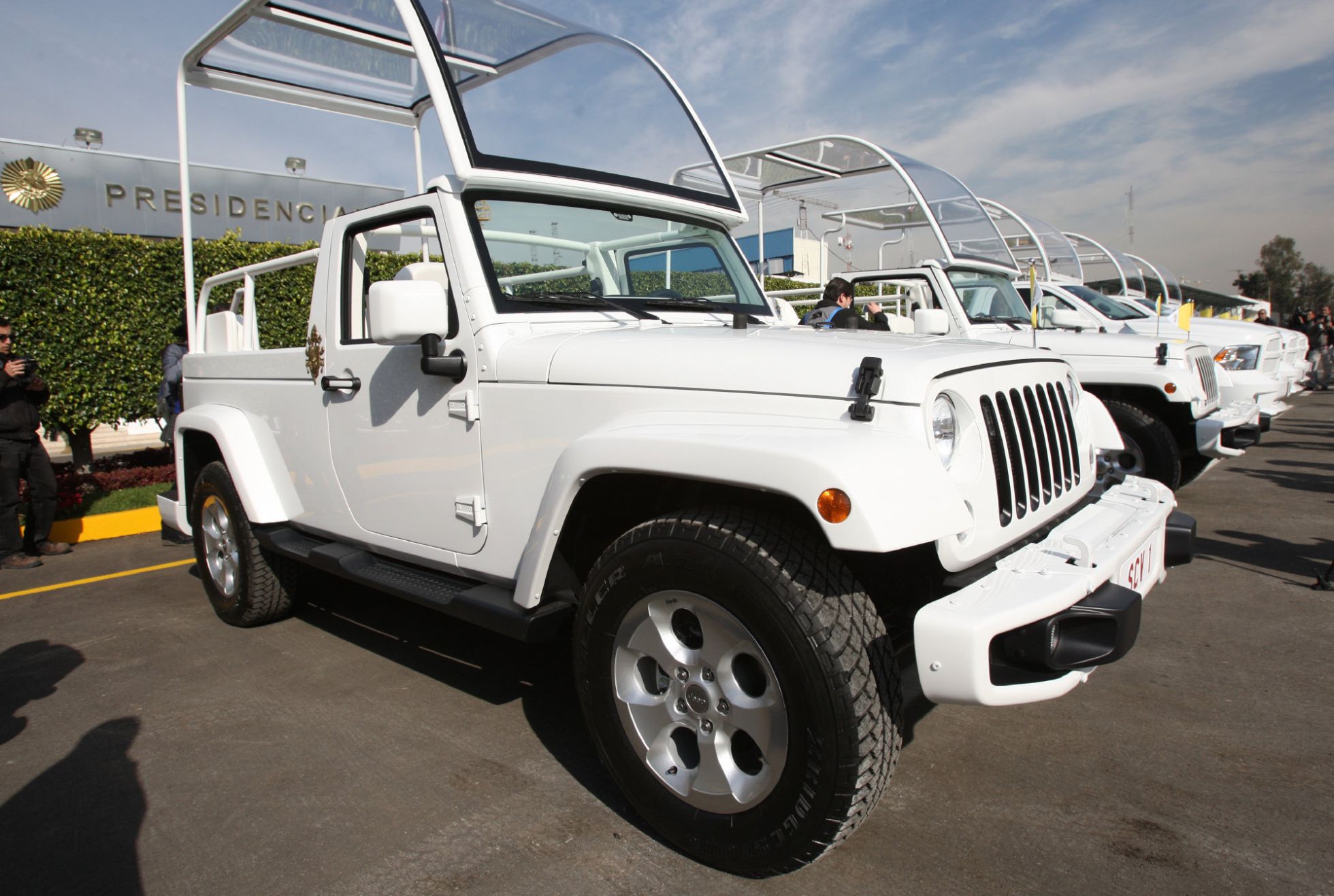 Los papamóviles son financiados por una firma automotriz. Los papamóviles son financiados por una firma automotriz.