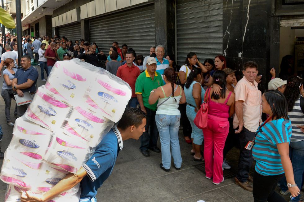 Colas a las puertas de un supermercado en Caracas Colas a las puertas de un supermercado en Caracas