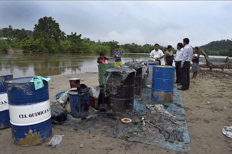 Habitantes de la quebrada Inayo recogen petróleo en el río Chiriaco